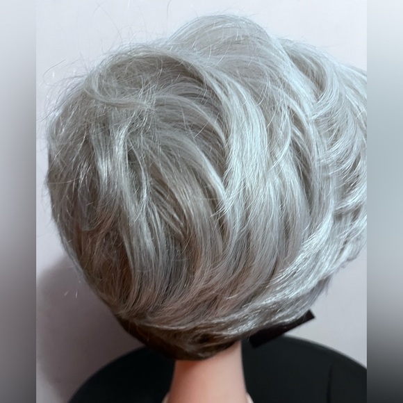 NWT TESES Stylish Silver Gray Women's Wig - Picture 5 of 9